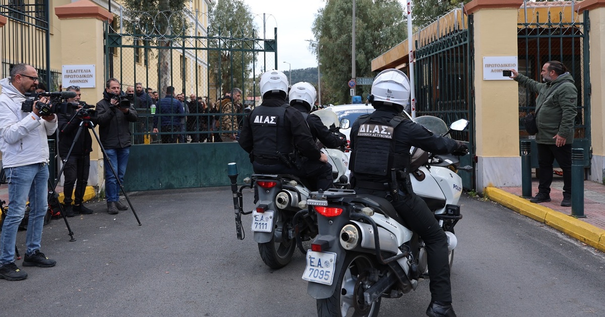 Επεισόδια στην Ευελπίδων στη δίκη του 11χρονου Μάριου: Συγγενείς του φονιά επιτέθηκαν σε ρεπόρτερ