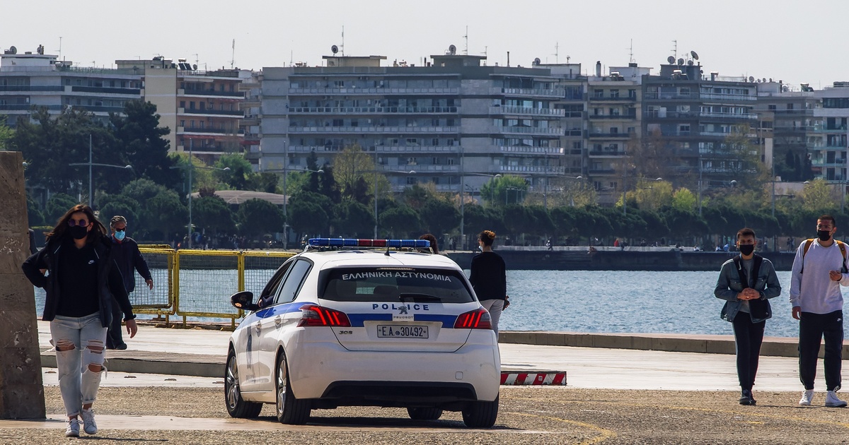 Αποτροπιασμός: Ποινική δίωξη σε 63χρονο καθηγητή - Θώπευσε 8χρονο κοριτσάκι σε πάρκο