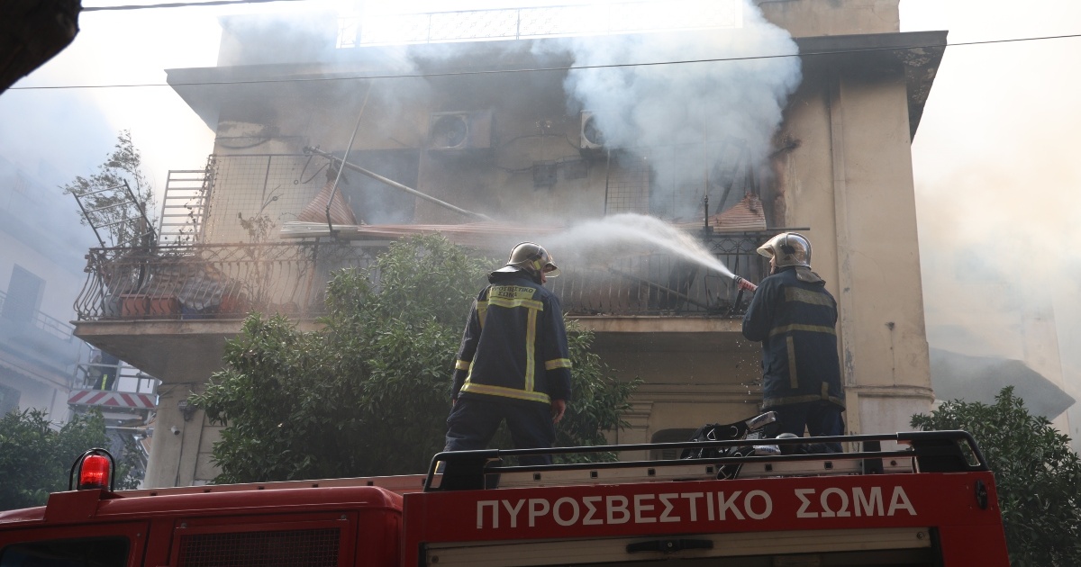 Καλλιθέα: Συγκλονιστικές εικόνες από την επιχείρηση κατάσβεσης - Τραυματίες και μεγάλες ζημιές στο κτίριο