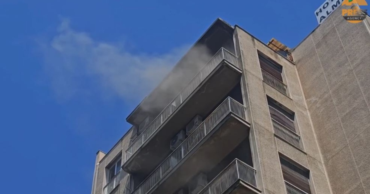 Φωτιά σε ξενοδοχείο στην Ομόνοια: Ένοικοι βγήκαν στα μπαλκόνια - Οι πρώτες εικόνες