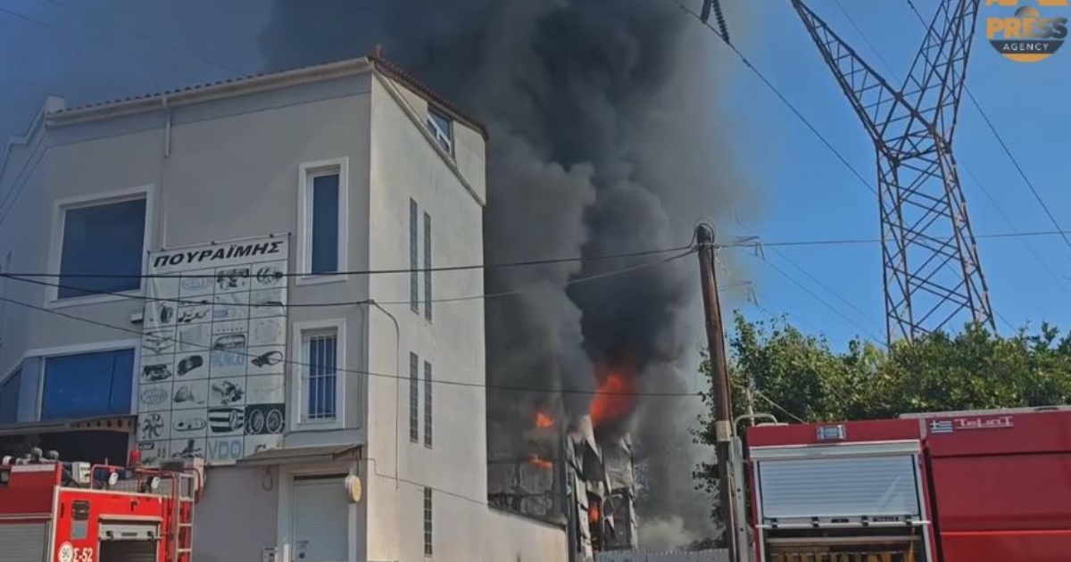 Φωτιά στο Μενίδι: Κυκλοφοριακές ρυθμίσεις από την πυρκαγιά σε κατάστημα ανταλλακτικών αυτοκινήτων