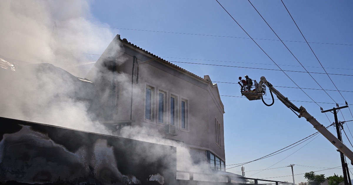 Φωτιά στο Μενίδι: Απειλήθηκαν σπίτια - Εικόνες από τη μάχη με τις φλόγες