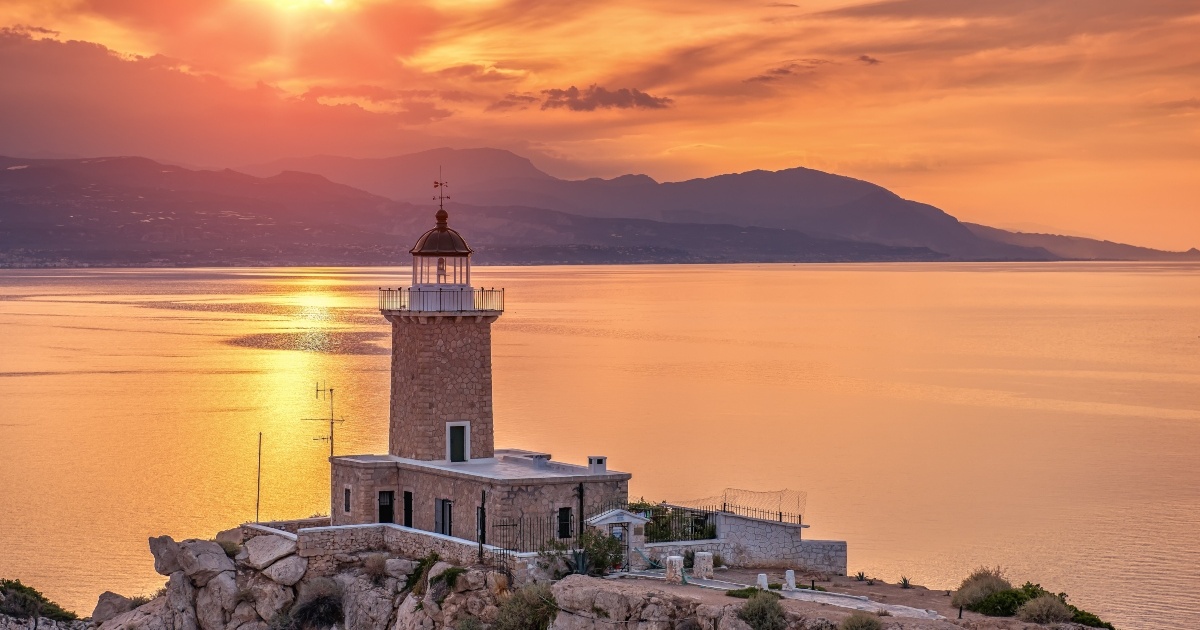 Λουτράκι: Στον Φάρο Μελαγκάβι για το ωραιότερο ηλιοβασίλεμα στον Κορινθιακό