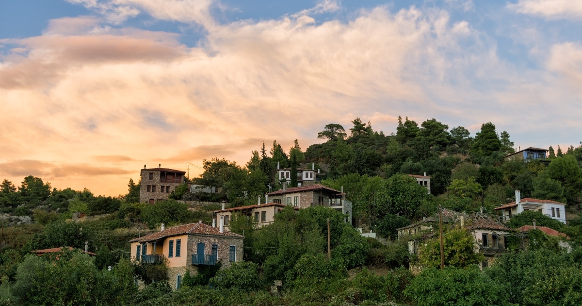 Το μυστικό χωριό της Χαλκιδικής που κάθε καλοκαίρι γίνεται θερινό σινεμά