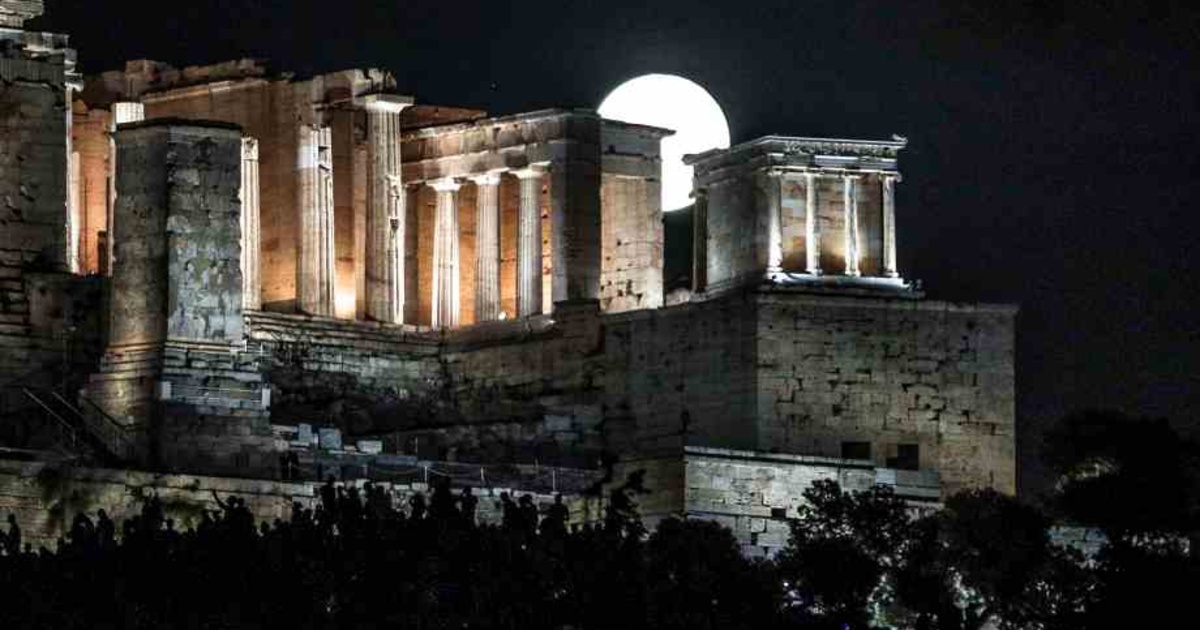 Μαγεία το «Φεγγάρι της Φράουλας» πάνω από την Αθήνα – Δείτε βίντεο