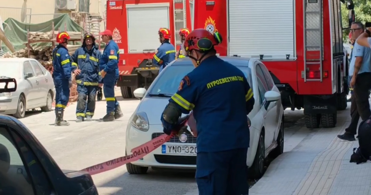 Κατάρρευση πολυκατοικίας στα Πετράλωνα: Επιχειρησιακό κέντρο έστησε η Πυροσβεστική στο σημείο