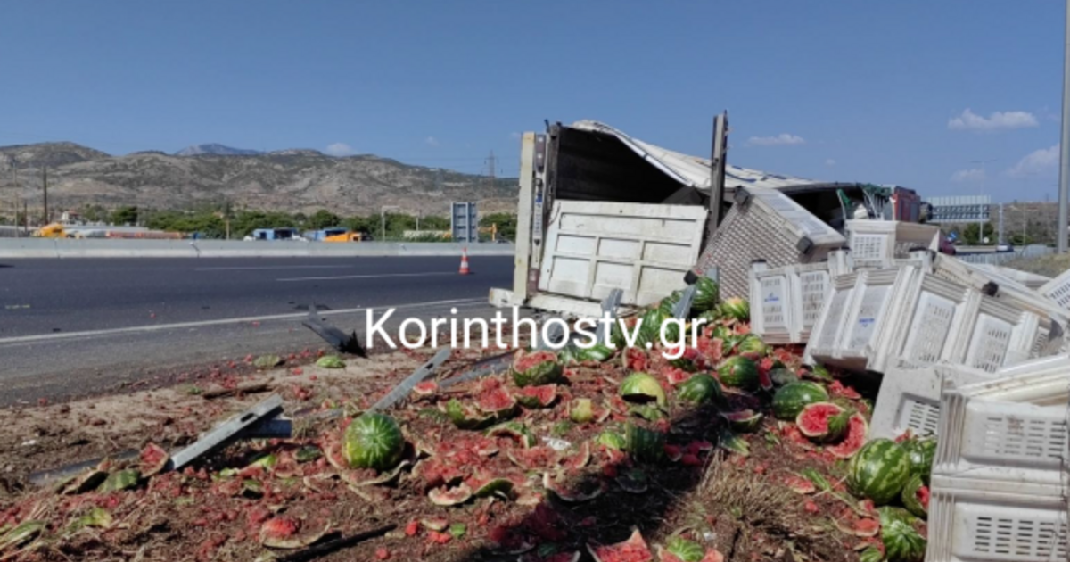 Ανετράπη νταλίκα στην Αθηνών - Κορίνθου - Γέμισε ο αυτοκινητόδρομος καρπούζια