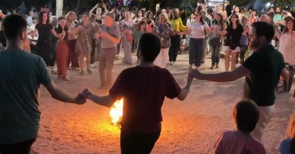 Φωτιές, χορός και στεφάνια: Έκαναν διονυσιακό γλέντι στους Αμπελόκηπους