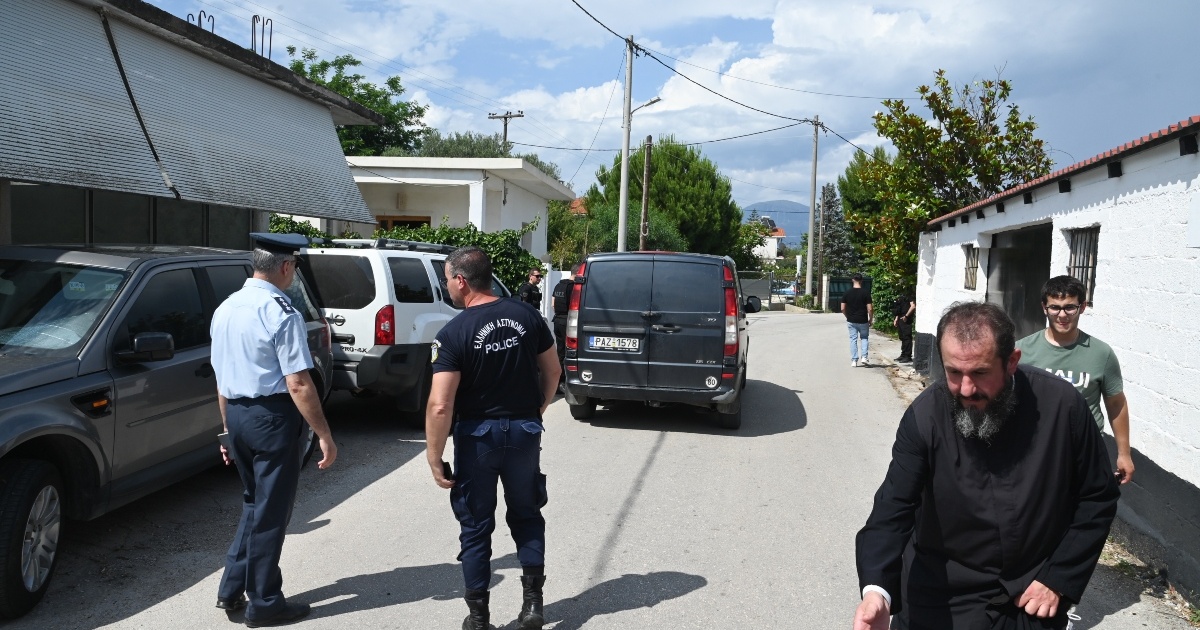 Διπλό φονικό στο Αίγιο: Τα πλυμένα ρούχα με αίμα και η κάμερα του γείτονα «έδειξαν» τον 65χρονο που συνελήφθη