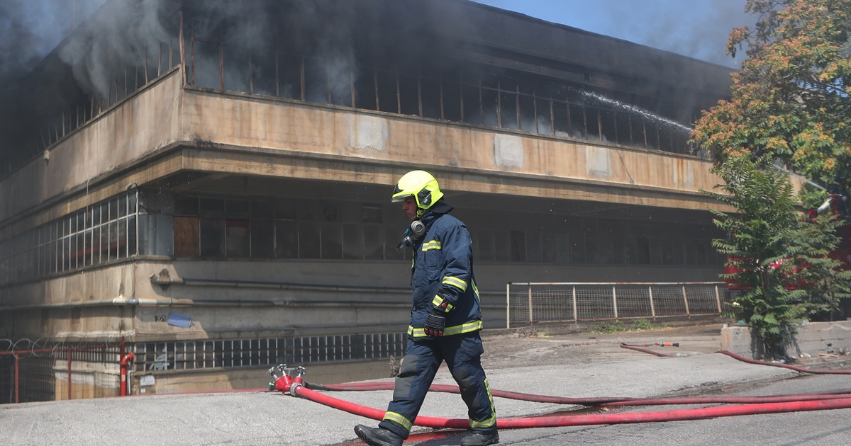 Αιγάλεω: Kαταρρέει η στέγη στο εργοστάσιο - Για πάνω από 24 ώρες η επιχείρηση κατάσβεσης