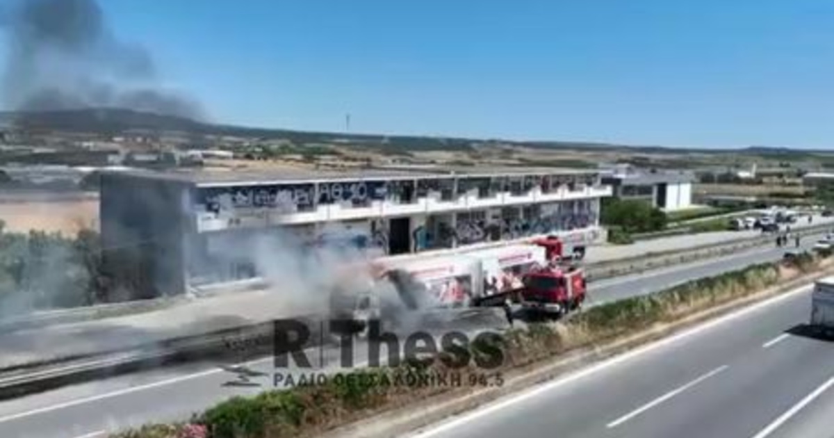 Φωτιά και εκρήξεις σε νταλίκα στην Ε.Ο. Μουδανιών-Θεσσαλονίκης - Σταμάτησε η κυκλοφορία