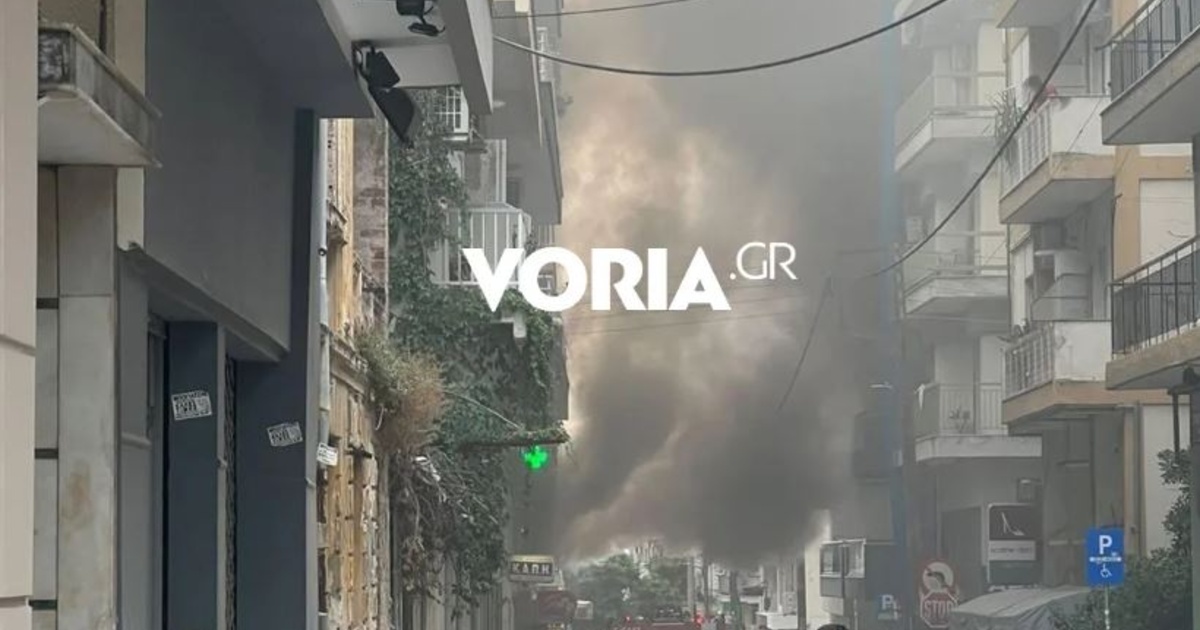 Φωτιά τώρα σε συνεργείο αυτοκινήτων στη Θεσσαλονίκη: Δίπλα σε σπίτια οι φλόγες και πυκνοί καπνοί