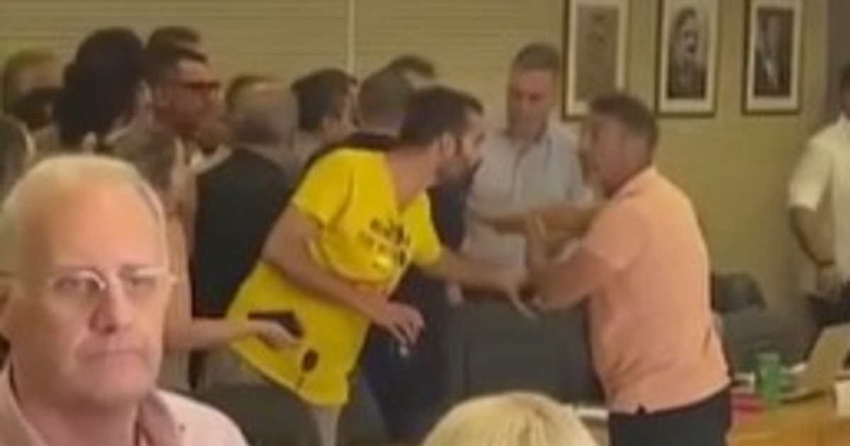 Πιάστηκαν στα χέρια στο δημοτικό συμβούλιο στην Ηλιούπολη: Τι προκάλεσε την ένταση