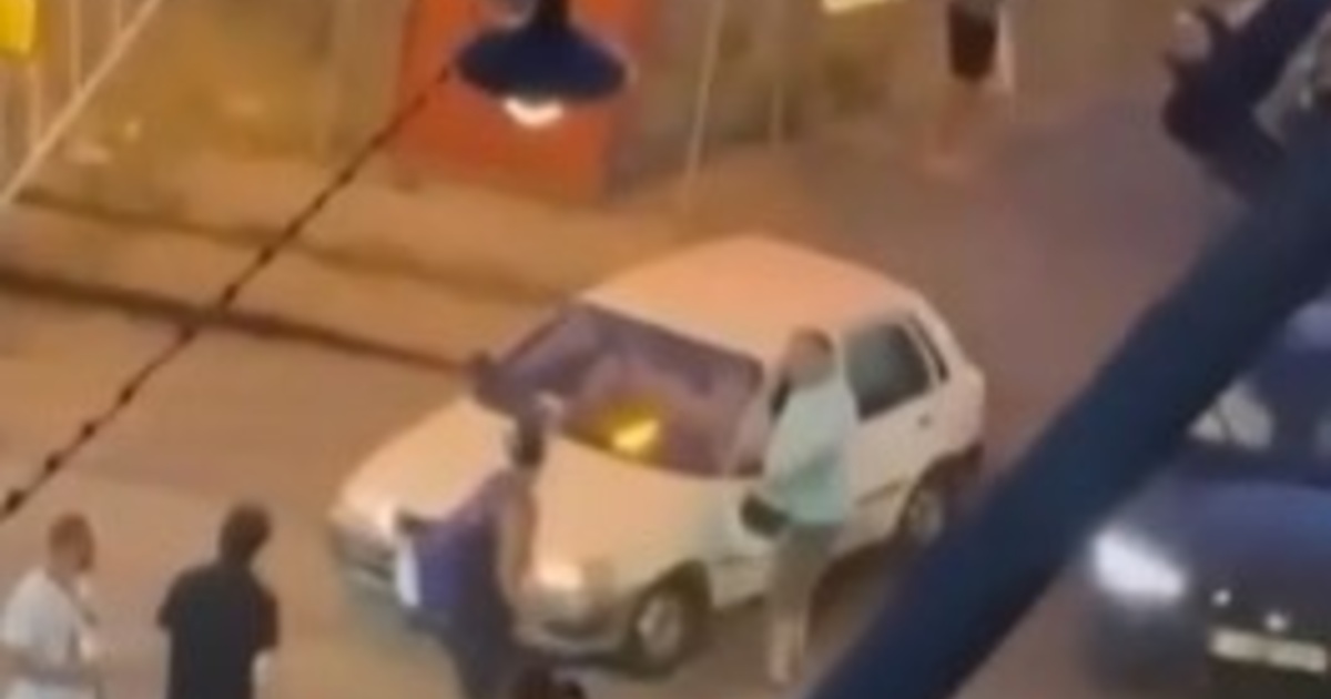 Βίντεο ντοκουμέντο: Οδηγοί μηχανών πιάστηκαν στα χέρια πάνω στη διάβαση τρένων