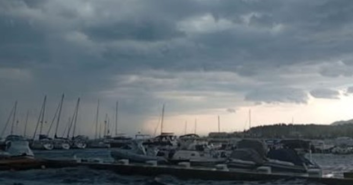 Κέρκυρα: Δέντρο έπιασε φωτιά μετά από κεραυνό - Προβλήματα στο νησί από τους ανέμους και τις βροχοπτώσεις