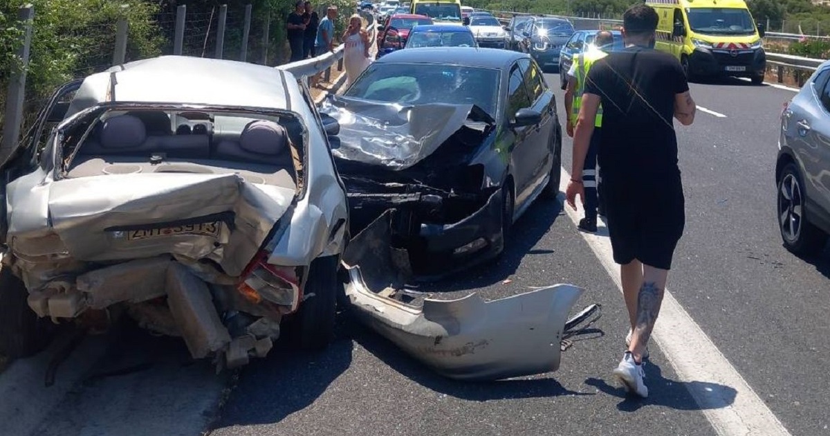 Καραμπόλα με τέσσερα οχήματα και ασθενοφόρο στο Σπαθοβούνι: Επιχειρεί η πυροσβεστική