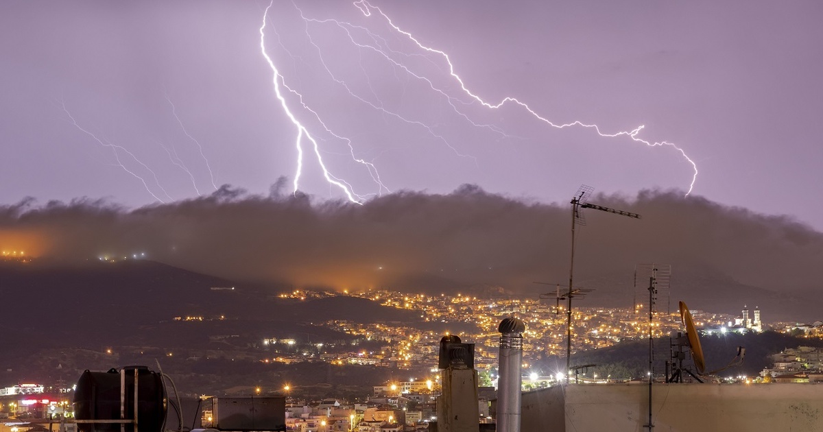 «Σόου» κεραυνών στις Σέρρες το βράδυ: Αιφνίδια μεταβολή του καιρού από Τρίτη με καταιγίδες