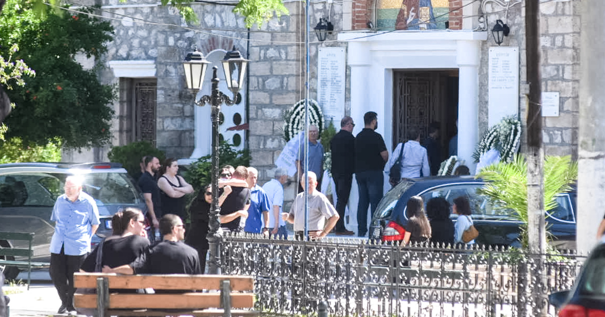 Αίγιο: Θρήνος στο τελευταίο αντίο σε μητέρα και γιο - «Τα μυστικά τα πήραν μαζί τους»