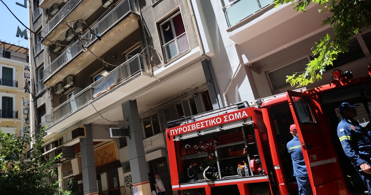 Φωτιά σε ξενοδοχείο στην Ομόνοια: Εκτίμηση ότι ξέσπασε από ηλεκτρικό πατίνι - Δύο τραυματίες