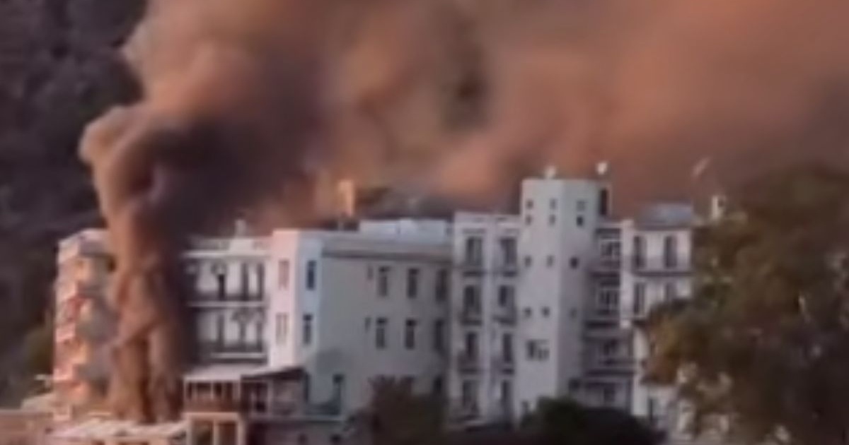 Φωτιά τώρα στο Λουτράκι: Καίγεται εγκαταλελειμμένο ξενοδοχείο δίπλα σε σπίτια – Επιχειρεί η Πυροσβεστική