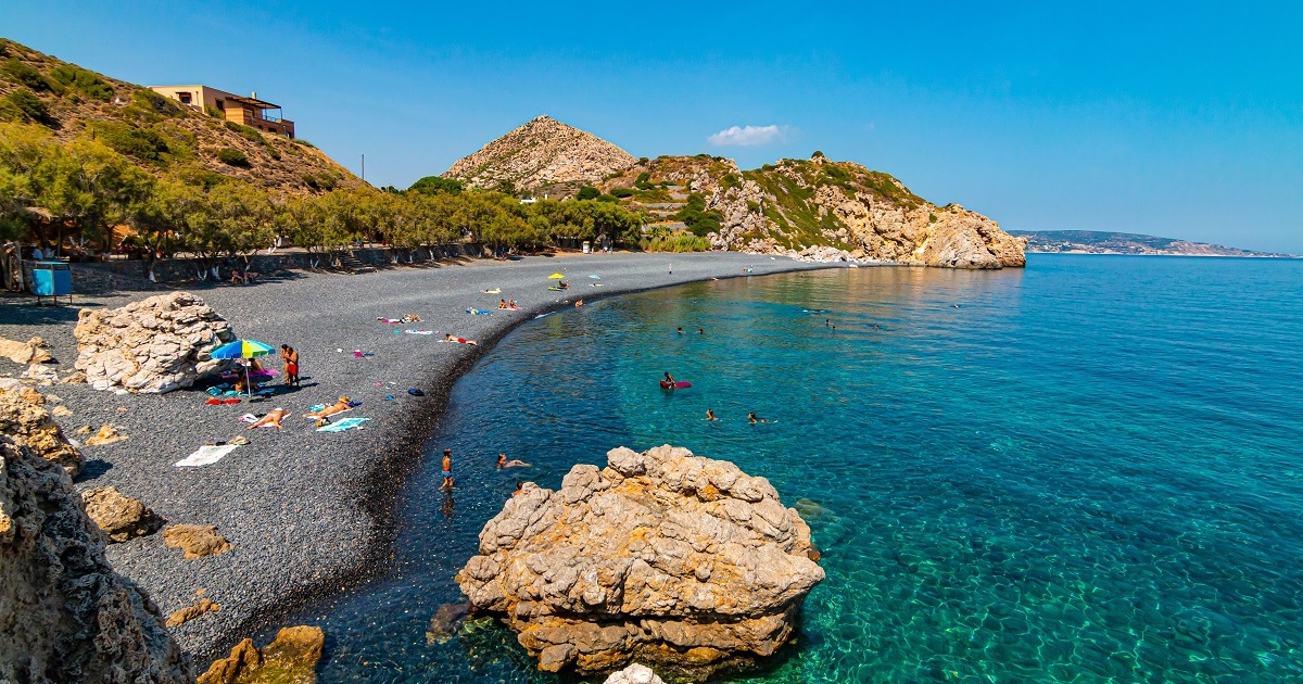 Μαύρα Βόλια: Η «μαύρη» παραλία της Χίου που δεν μοιάζει με καμία άλλη