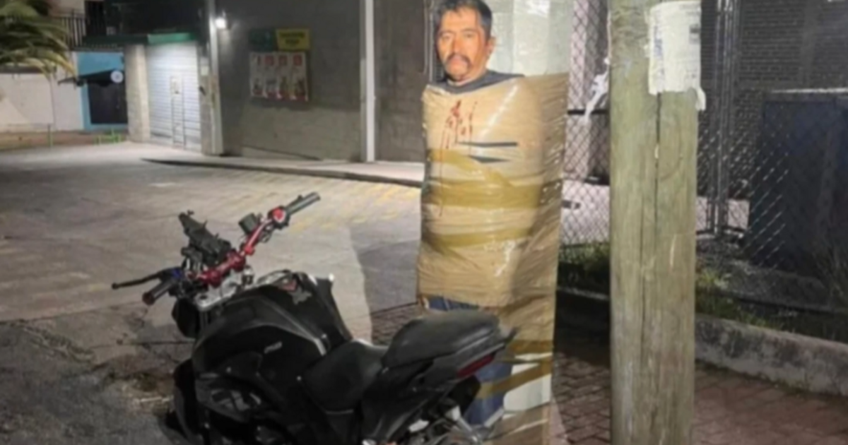 Ο Batman του Μεξικό: Άνδρας παίρνει τον νόμο στα χέρια του και δένει κλέφτες σε κολώνες