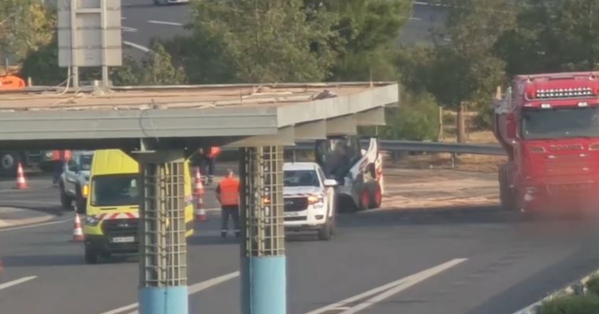 Ανετράπη φορτηγό με μπάζα στην Αττική Οδό: Πώς απεγκλώβισαν τον οδηγό