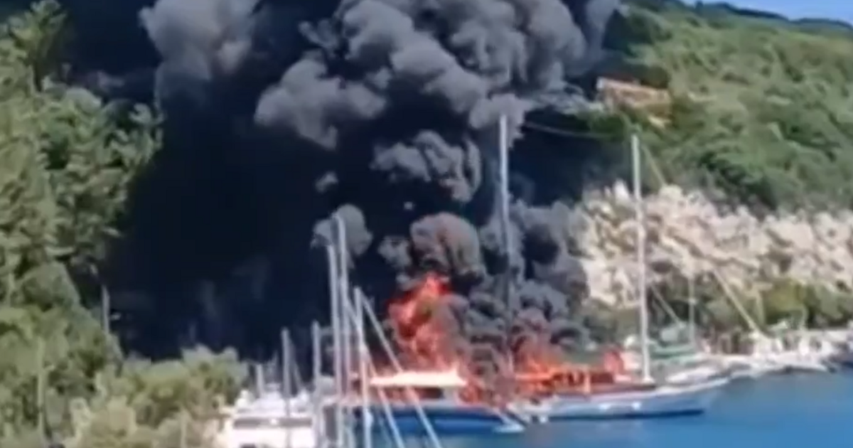Παξοί: Βυθίστηκαν τα δύο τουριστικά σκάφη μετά τη φωτιά
