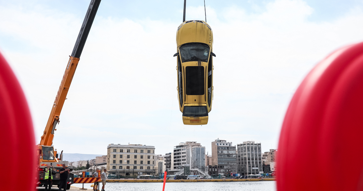 Τραγωδία με νεκρό οδηγό ταξί στον Πειραιά: Η στιγμή της ανάσυρσης του οχήματος - Αποκαλυπτικές μαρτυρίες