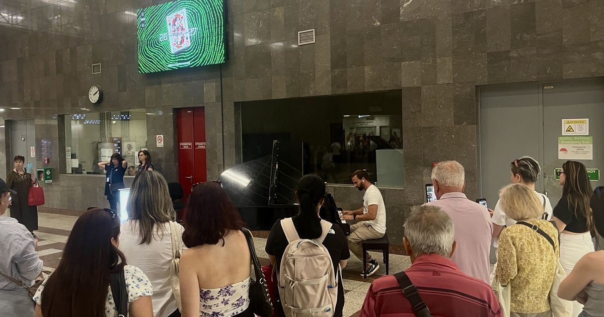 «Η καρδιά μου χτυπούσε δυνατά, ήταν μαγικό»: Περάσαμε μία ώρα δίπλα στο πιάνο του Μετρό Συντάγματος