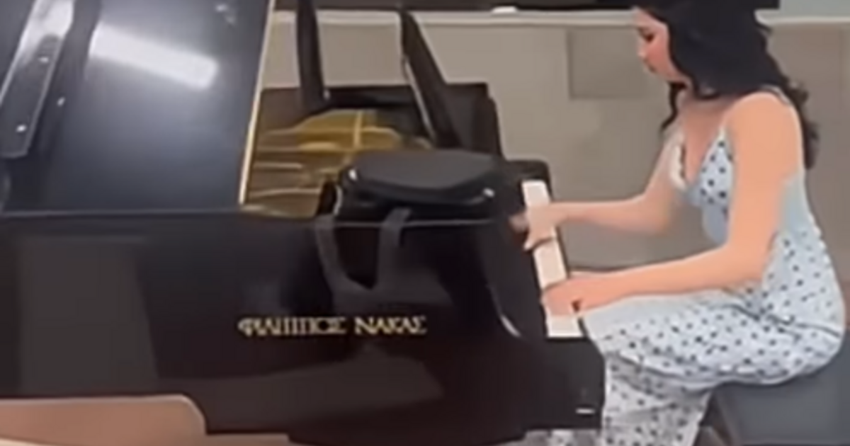 Συγκινεί η μικρή Βικτόρια που χόρεψε στο πιάνο του Μετρό Συντάγματος - Το εκπληκτικό βίντεο