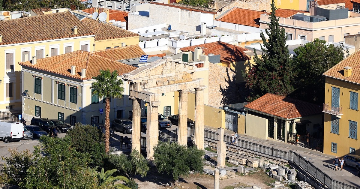 Στο ΣτΕ τα Airbnb στην Πλάκα: Δήμος και υπουργείο αρνούνται να σφραγίσουν ακίνητα μετά από παράνομη αλλαγή χρήσης