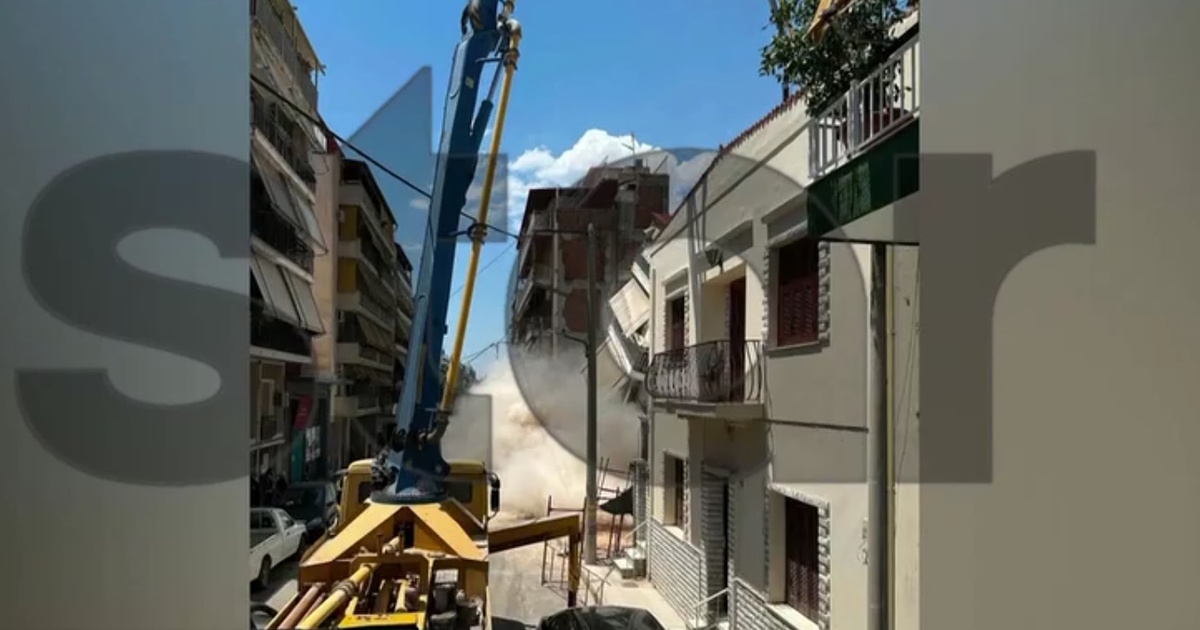 Πετράλωνα: Καρέ καρέ η κατάρρευση της πολυκατοικίας - Εξαφανίστηκε μέσα σε ένα σύννεφο σκόνης