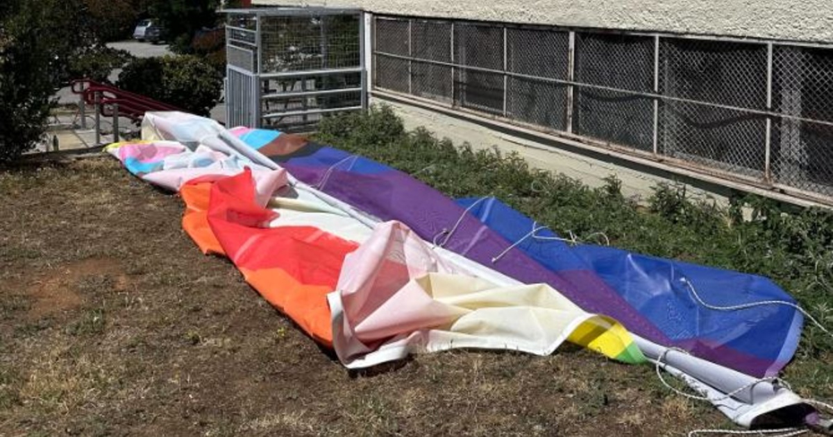 Θεσσαλονίκη: Βανδαλισμός στη σημαία ΛΟΑΤΚΙ+ που είχε αναρτηθεί στο ΑΠΘ, με αφορμή το Pride