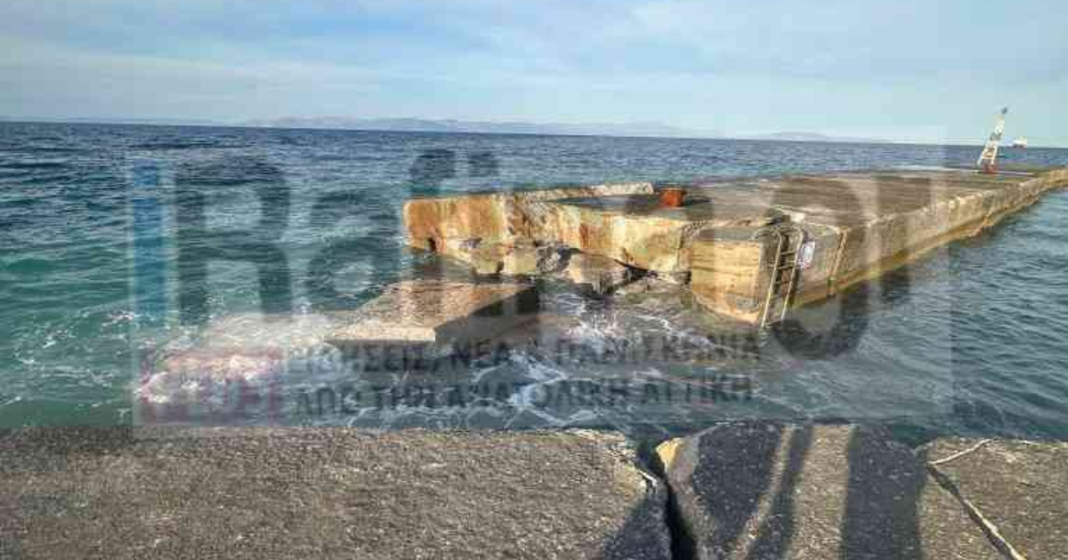 Πλοίο προσέκρουσε στον λιμενοβραχίονα στη Ραφήνα και τον έκοψε στα δύο - Εικόνες από το σημείο