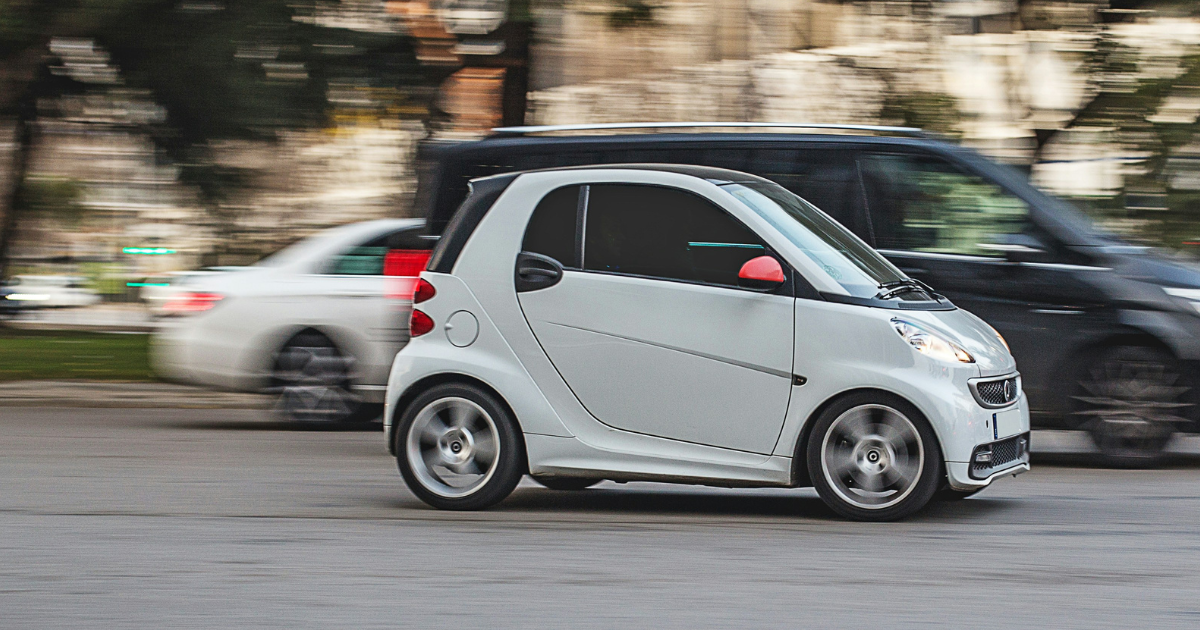 Χωράνε 14 ηχεία και δύο ενισχυτές σε ένα Smart; Ένας 19χρονος στα Άνω Λιόσια έδειξε πως όλα είναι δυνατά