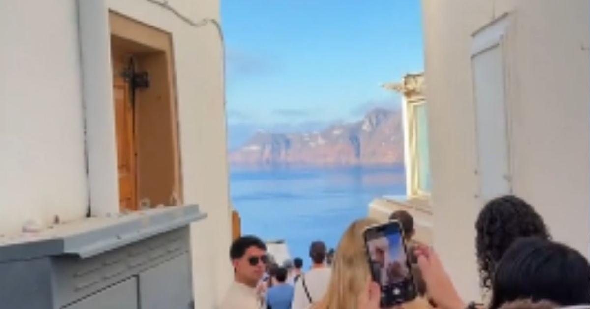 Σαντορίνη: Η «κατάρα» του Instagram - Έβαλαν ξυπνητήρι και στήθηκαν στην ουρά για ένα... κλικ