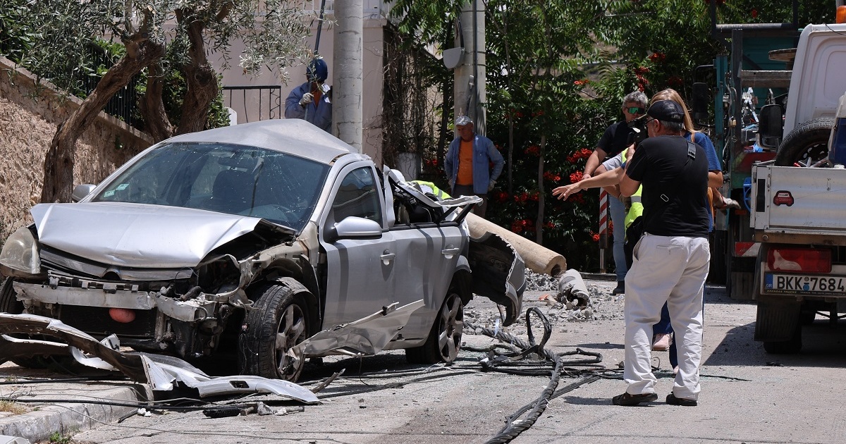 Απίστευτες εικόνες από το τροχαίο στην Ηλιούπολη: Φορτηγό ξήλωσε κολώνα και «έλιωσε» ΙΧ