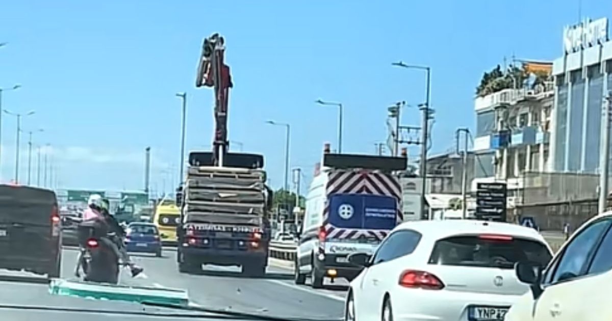 Παραλίγο τραγωδία στον Κηφισό και σοκαριστικό βίντεο: Φορτηγό ρίχνει πινακίδα και κινδυνεύει δίκυκλο