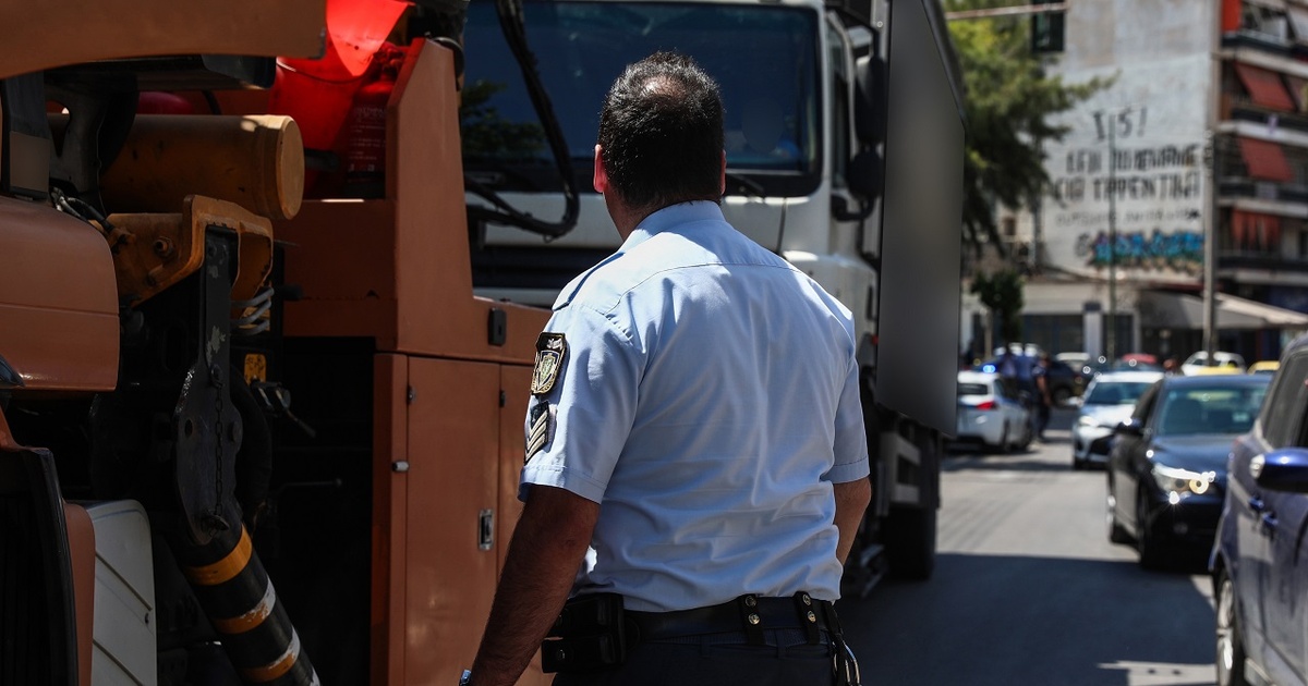 Σοβαρό τροχαίο στην Ηλιούπολη: Φορτηγό καρφώθηκε σε κολώνα