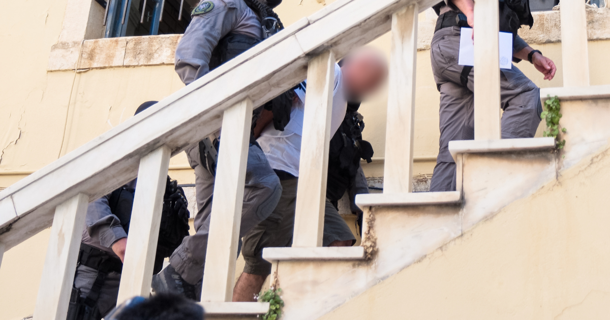 Χανιά: Στα δικαστήρια υπό αποδοκιμασίες ο 43χρονος - «Σκύψε το κεφάλι, δολοφόνε»