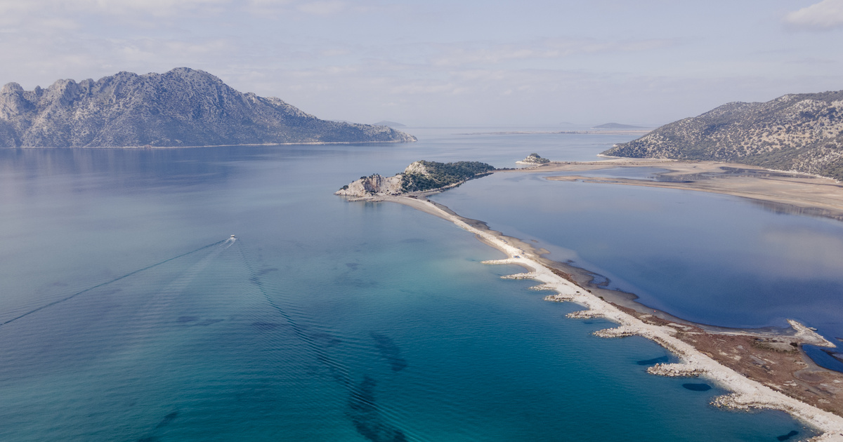 Η πιο παρεξηγημένη πόλη της Ελλάδας είναι ανάμεσα σε βουνό και λιμνοθάλασσα