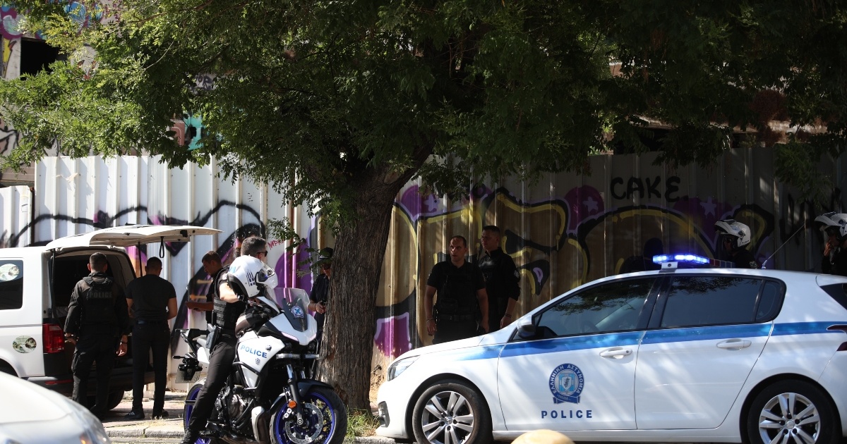 Θρίλερ στην Κυψέλη: Απομακρύνθηκε η σορός με όχημα γραφείου τελετών - Την έρευνα το ελληνικό FBI