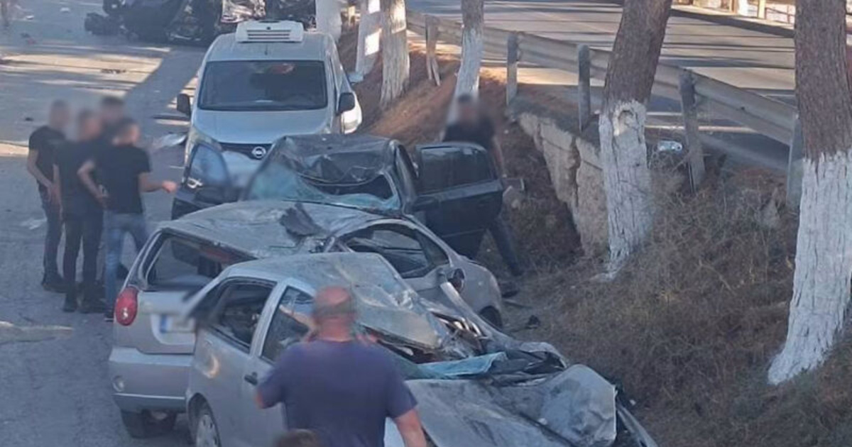 Κρήτη: Βίντεο-σοκ με τρελή πορεία οχήματος - Εκτινάχθηκε στον αέρα πριν καταλήξει σε σταθμευμένα