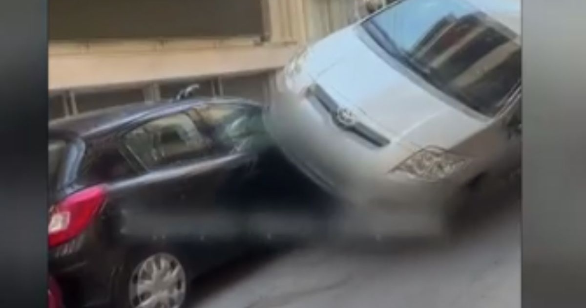Απίστευτο σκηνικό στον Πειραιά: Αυτοκίνητο κατέληξε «καβάλα» σε παρκαρισμένο όχημα
