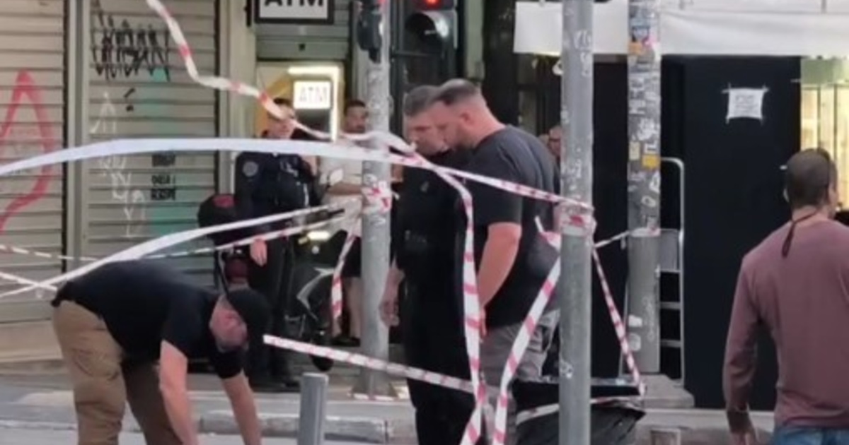 Λήξη συναγερμού στο Μοναστηράκι: Τουρίστας είχε χάσει τη βαλίτσα του - Άνοιξε ξανά ο δρόμος
