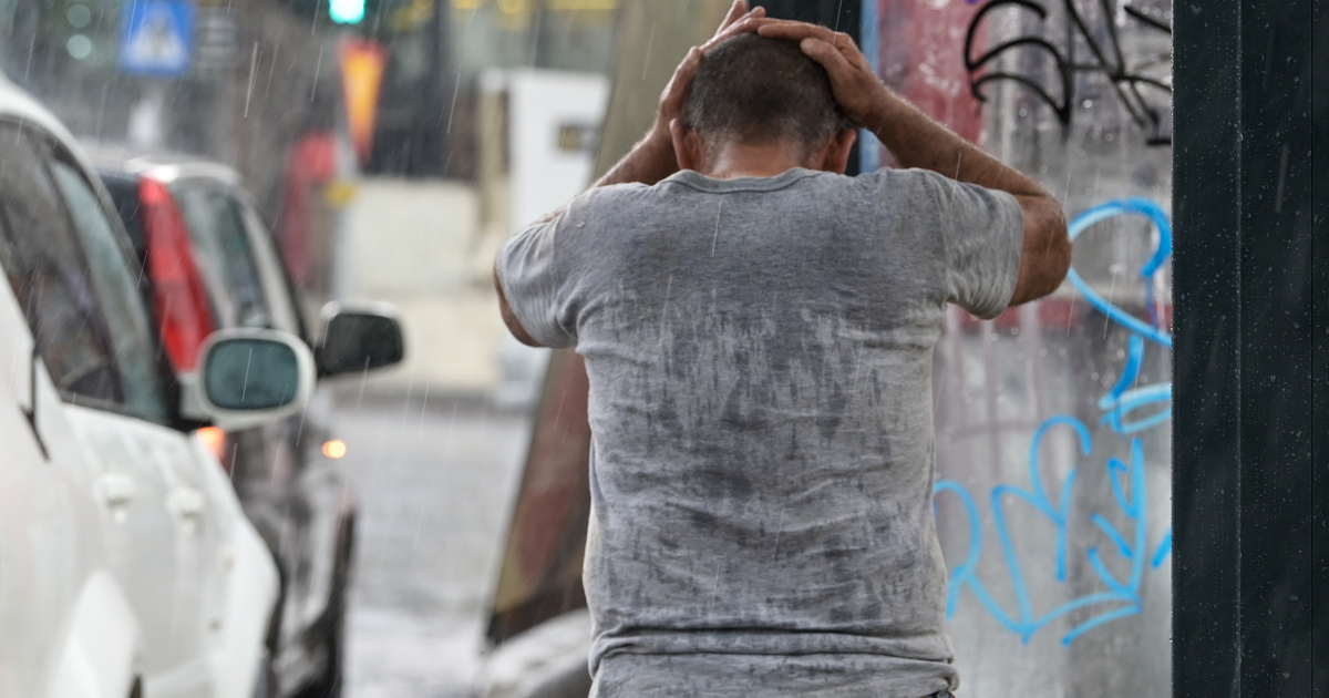 Βγήκαν ξανά οι ομπρέλες στην Αθήνα - Σε ποιες περιοχές αναμένονται βροχές