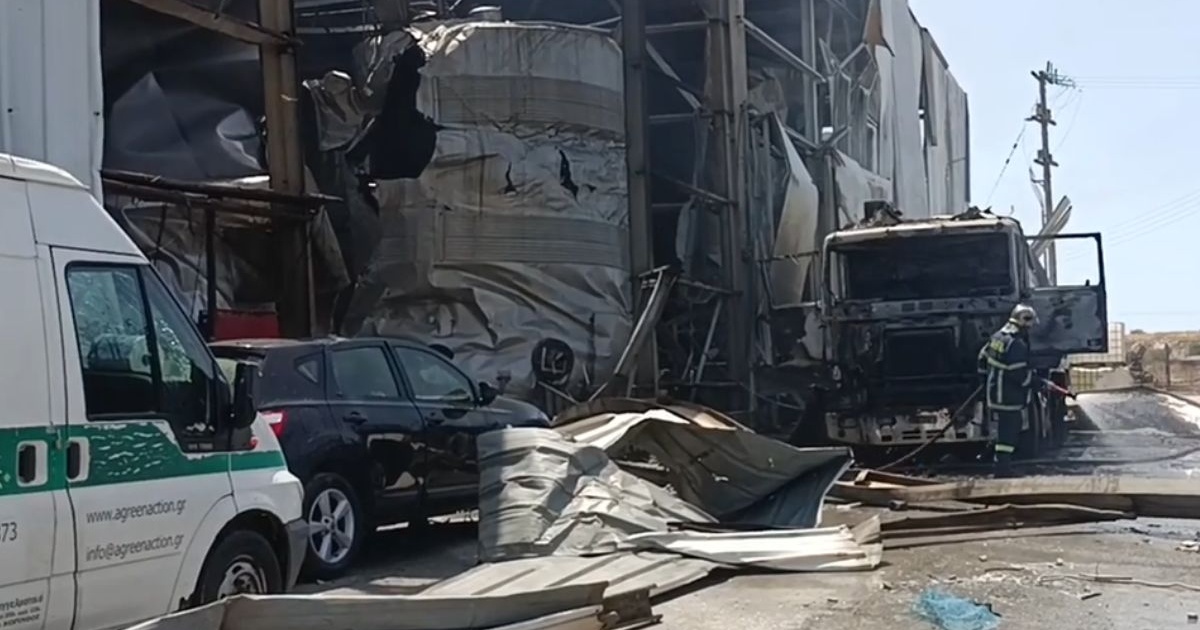 Φονική έκρηξη στα Εξαμίλια: Κρότος προηγήθηκε της πυρκαγιάς - Καίγεται ολοσχερώς το εργοστάσιο