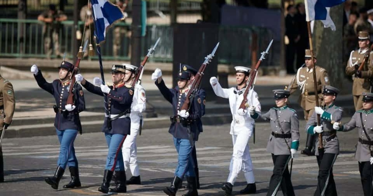 Συγκίνηση στο Παρίσι: Ο ελληνικός στρατός παρελαύνει μπροστά από την Αψίδα του Θριάμβου για πρώτη φορά από το 1919