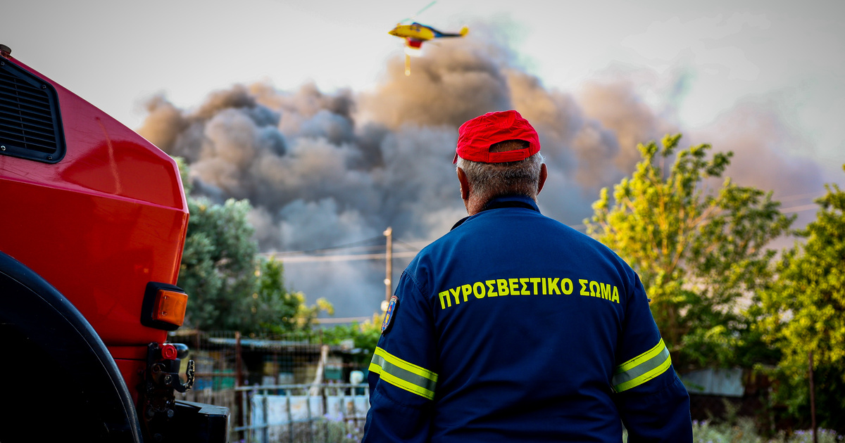 Ωραιόκαστρο: Υποχωρούν οι φλόγες αλλά «απειλεί» το τοξικό νέφος – Αποπνικτική η ατμόσφαιρα στη Θεσσαλονίκη